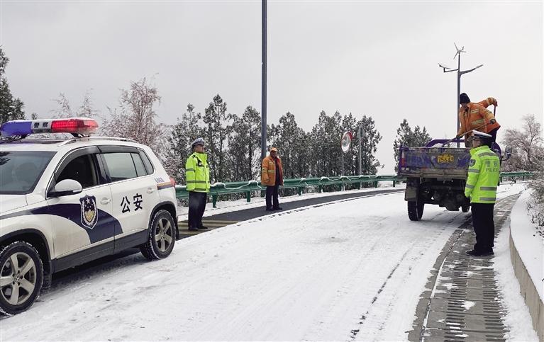 闻雪而动 确保畅通 交警、公路、民航等部门多举措保障雪后市民出行安全-新华网