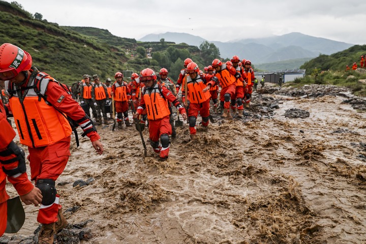 甘肃榆中强降雨引发山洪灾害 现场救援进行中