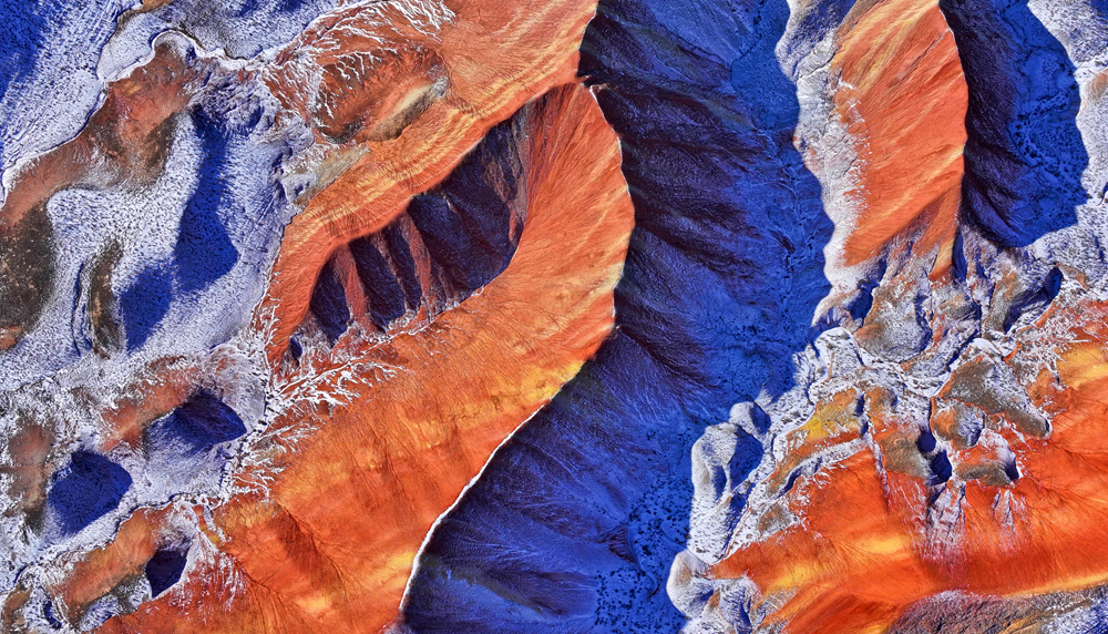 【“飞阅”中国】甘肃张掖：雪浴丹霞别样美 