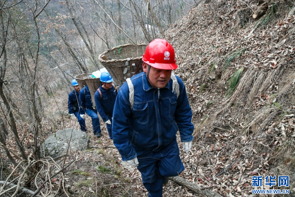秦岭山区的“背篓电工” 