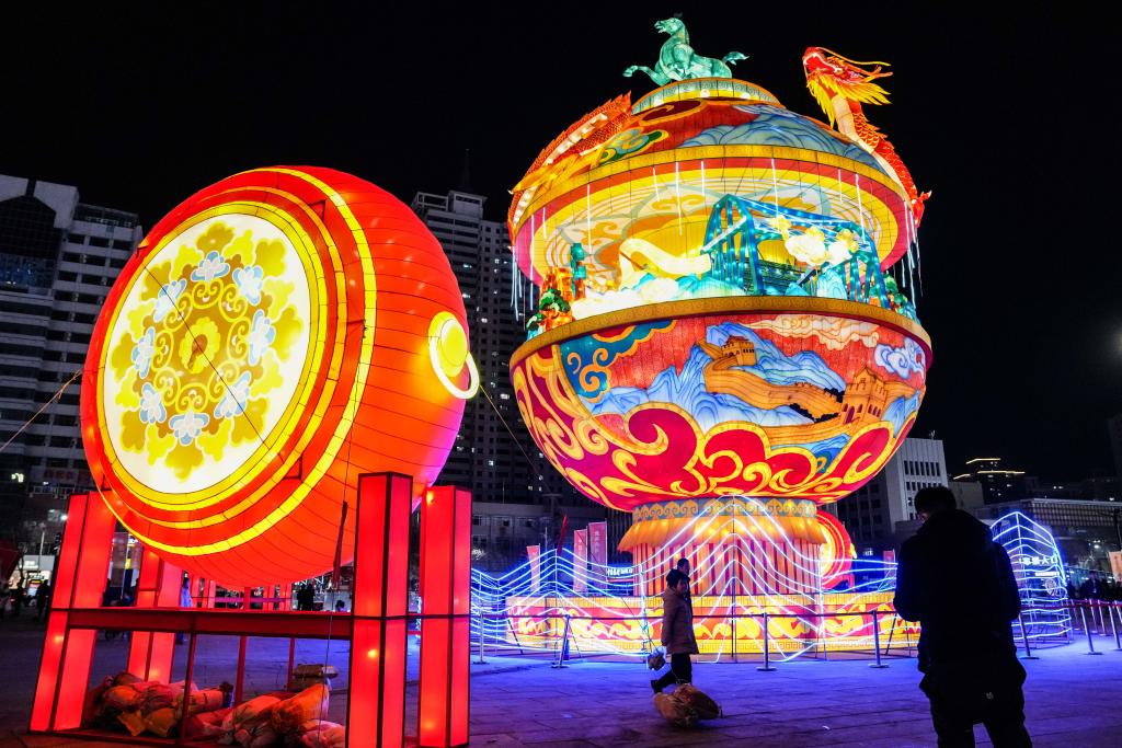 甘肃兰州：流光溢彩迎新春