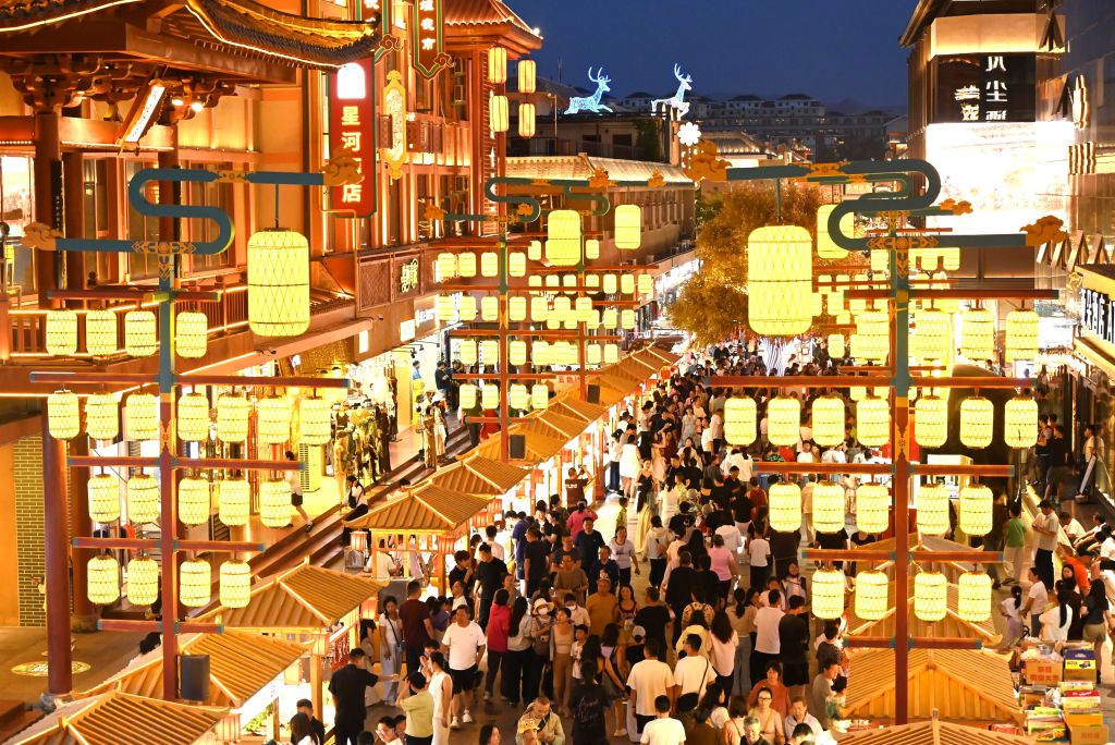 甘肃敦煌：暑期旅游人气旺