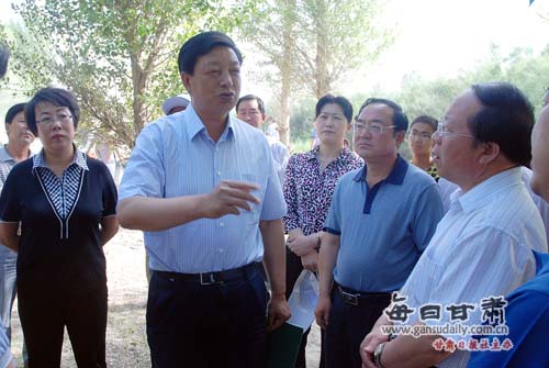 詹吉有陈天寿一同到金塔县调研