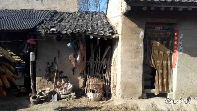 甘肃天水偏远村学校墙塌房危路难行 爱心人士