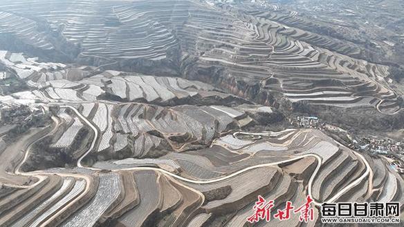 新华网甘肃>正文 初冬时节,俯瞰庄浪大地,层层梯田上,一垄垄覆好的