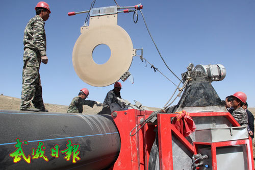 县南阳山生态移民小康供水工程现场焊接PE输
