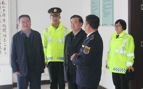 甘肃省委书记,甘肃省人大常委会主任王三运参观西峰高速公路收费管理