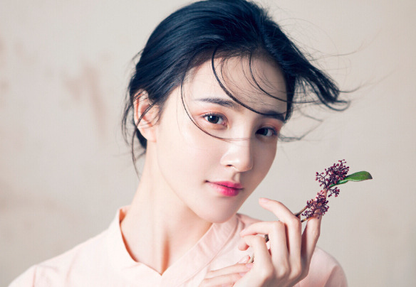 刘雨欣复古写真 美若油画女子美肌吹弹可破