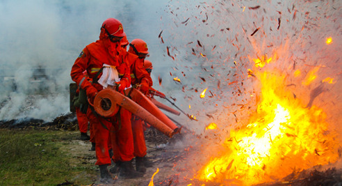 甘肃森警实战化训练提升部队灭火作战能力(组