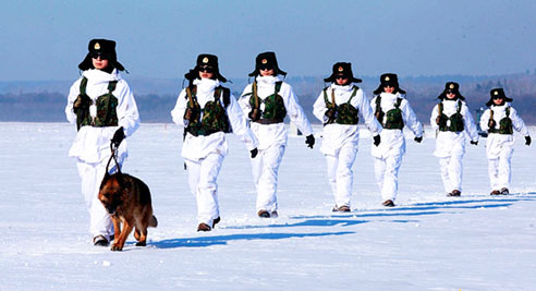边防战士黑超遮面巡逻