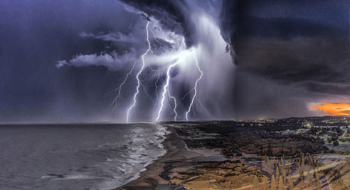 女婴突发高烧抽搐 父亲飙车就医撞掉医院大门