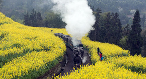 开往春天的“小火车”(高清组图)--新华网甘肃频道