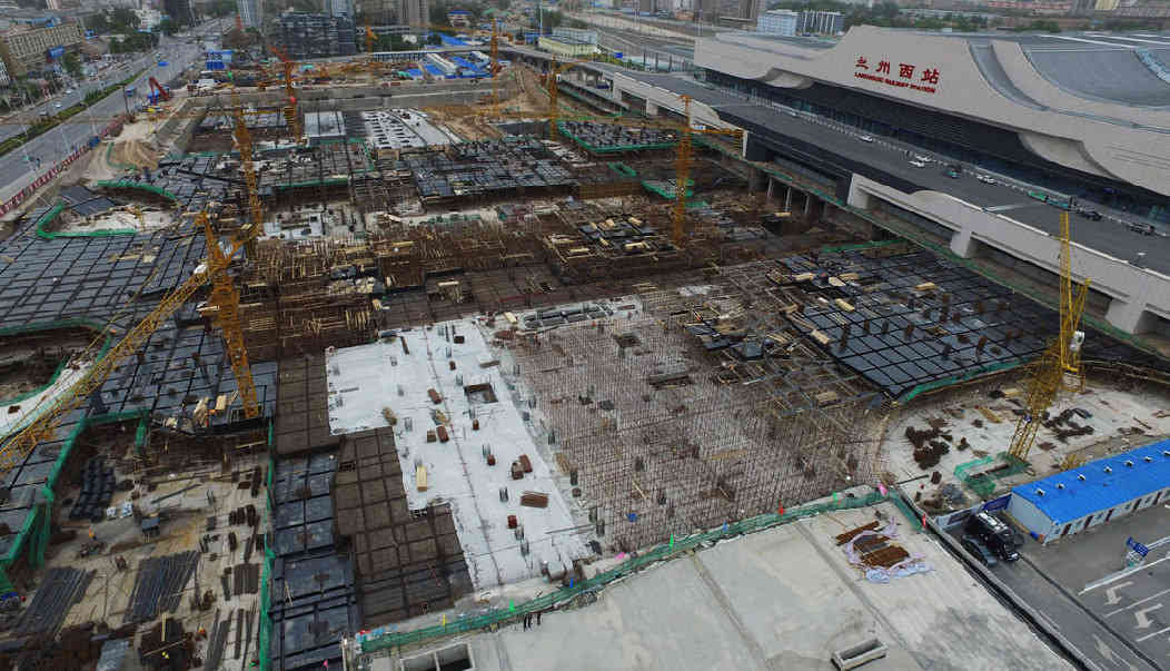中铁二十一局集团有限公司隶属国务院国资委下属的中国铁建股份有限公司,是集工程建设、科技研发、房地产开发、矿产资源开发及商贸经营等于一体的国有特大型建筑企业集团。集团公司现有员工 14000余名,各类专业技术人员 7000余名,其中,中高级职称以上技术管理人员近 3000名。具有铁路、建筑、市政工程施工总承包特级,铁道、建筑、市政行业工程设计甲级资质;公路、水利水电、矿山工程施工总承包壹级资质;桥梁、隧道、公路路基、铁路铺轨架梁工程专业承包壹级资质,地质灾害治理工程甲级施工资质