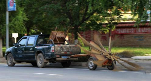 甘肃平凉街头现扫马路神器 九把扫帚旋转 清