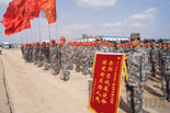 为援建部队赠送锦旗