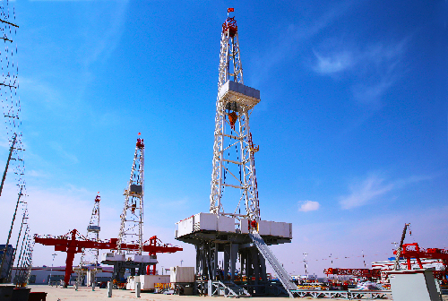 屹立在兰石新园区的石油钻机装备D36W1516