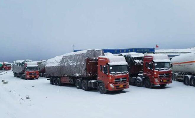 甘肃酒泉大雪致国道结冰 200余车辆被困