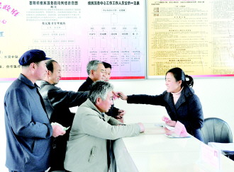 陇西县乡镇便民服务中心为群众悉心服务