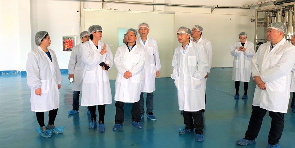 2018年4月25日，甘肃证监局局长牛雪峰（右二）在扶正药业调研。