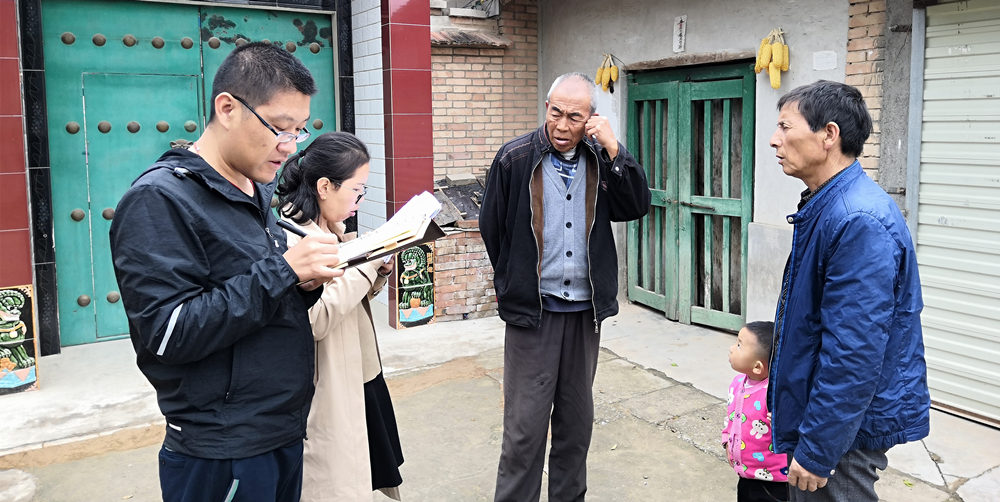 2018年9月，甘肃证监局驻吕家拉村帮扶队长王海景（左一）在做入户调查。