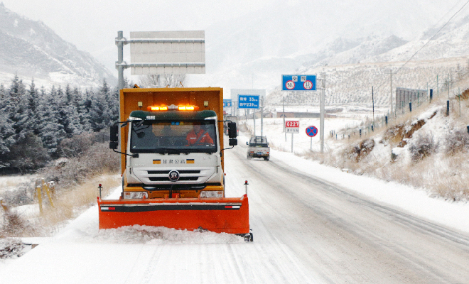 风雪中，他们倾心守护“团圆路”