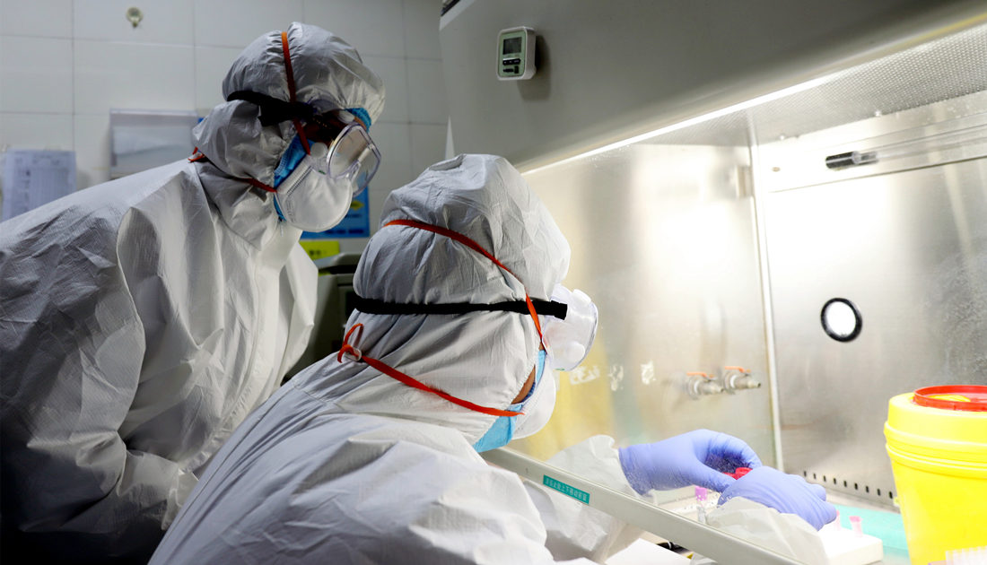 甘肃省人民医院转化医学研究所工作人员正在进行核酸检验