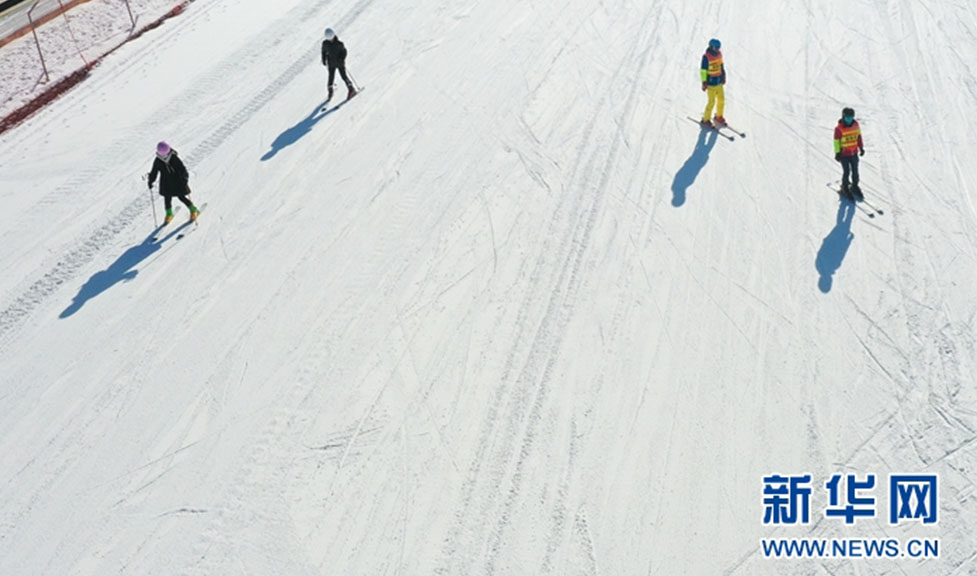 滑雪爱好者在甘肃白银国家雪上项目训练基地滑雪