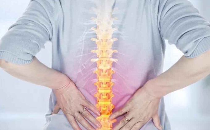 强直性脊柱炎发病的时候是什么症状？