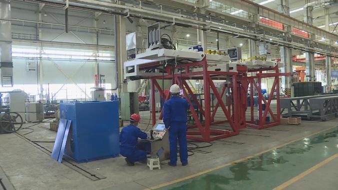 蘭石裝備公司承制的首臺排管機調試完成