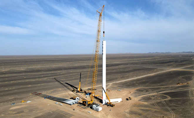 甘肅敦煌首個風電項目開始吊裝風機