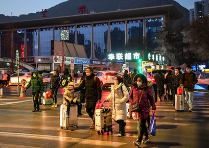 铁路迎来春节假期返程客流高峰