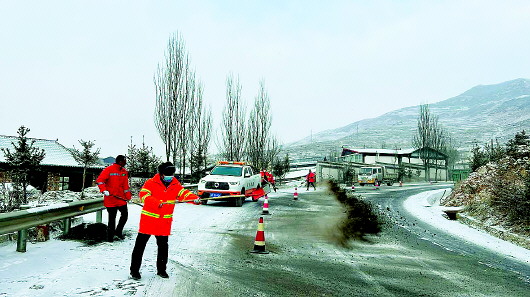 臨潭公路段力保道路暢通