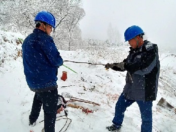庄浪：积极应对雨雪天 踏雪巡线保供电