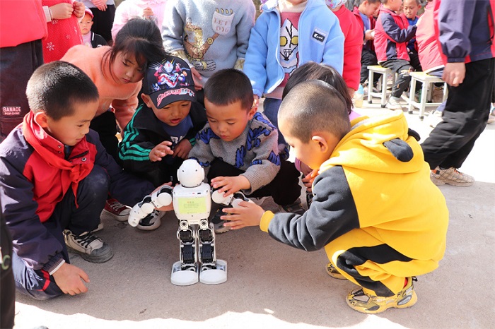 智能機器人來到了大山村 蘭大二院駐村幫扶工作隊聯繫愛心企業開展捐贈活動