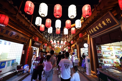 甘肃天水：夏季旅游带火“夜经济”