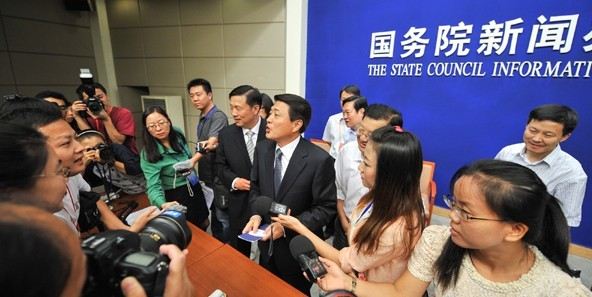 刘伟平耐心回答记者提问