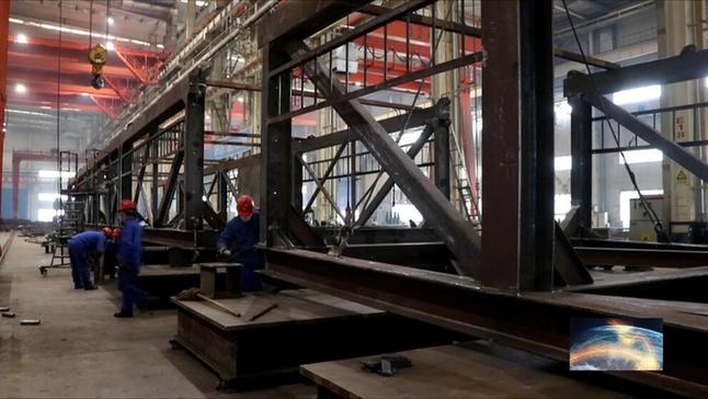 兰石装备公司承制西江30-2海洋模块钻机井架主体完成卧装连结工作