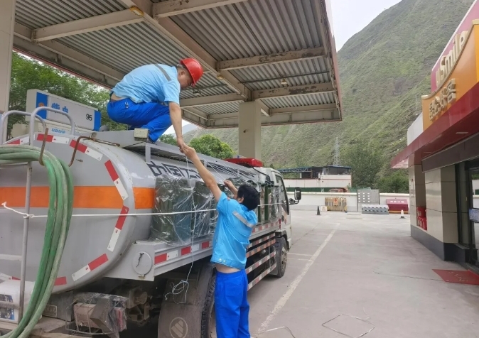 4个小时的送油路，他们经历了&hellip;&hellip;