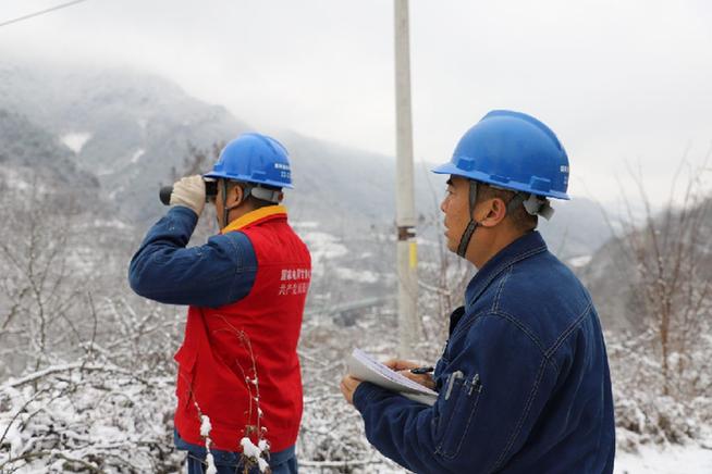 国网武都区供电公司：寒潮来袭 踏雪保电