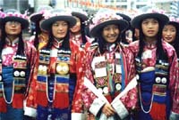 着盛装的藏族姑娘